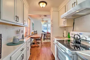 Lakefront Delta Cottage w/ Views, Canoe & Dock! - Innenbereich