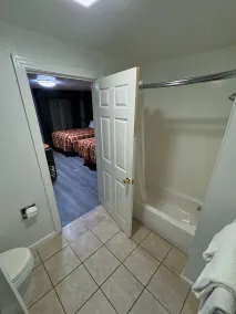 Country Inn Motel - Bathroom