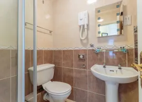 Castletown House Apartments - Bathroom