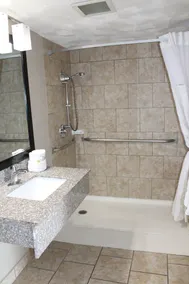 Days Inn & Suites by Wyndham Springfield on I-44 - Salle de bain