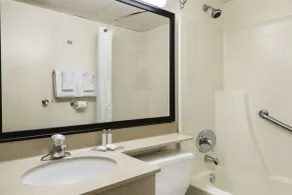 Travelodge by Wyndham Edmonton South - Salle de bain