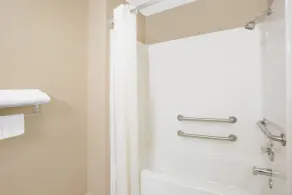 Super 8 by Wyndham Talladega AL - Salle de bain