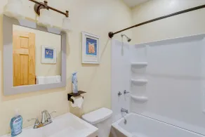 Charming Darien Hideaway w/ Porch, Near Downtown! - Interiør