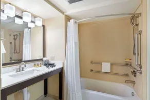Best Western Plus Thornburg Inn & Suites - Baño