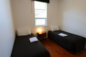 Glenelg Holiday Apartments-Ellis 200 meters to the Beach Free Parking - Room