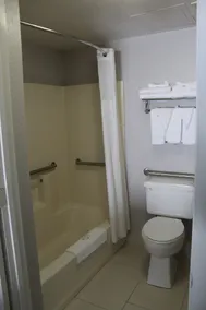Quality Inn Crossville Near Cumberland Mountain State Park - Salle de bain