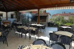ROOMS & APARTMENTS DOBROTSKI DVORI - Restaurant