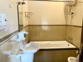 Nhat Huy Hotel - Bathroom