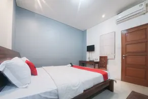 RedDoorz Plus near Green Pramuka Square Mall - Chambre