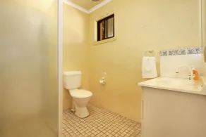 Colonial Inn Guest Rooms - Bathroom