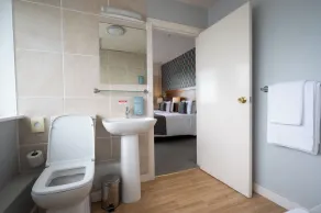 Commodore Hotel by Greene King Inns - Bathroom