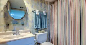 Surf & Racquet Club B148 -Pool - Badezimmer