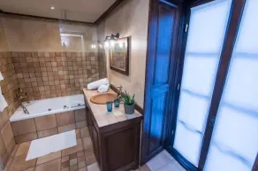 Epoches Luxury Suites - Baño