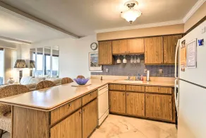 The Shores Condo w/ Beach Access < 2 Mi to Dtwn! - Innenbereich