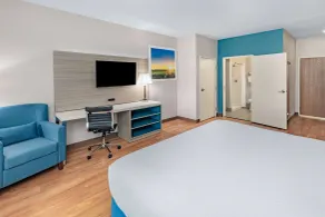 Days Inn & Suites by Wyndham San Antonio near Frost Bank Center - Chambre