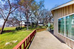 Laid-back Lake House' w/ Wraparound Deck - Interiör