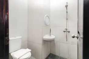 Hotel O Genteng Near Genteng Market Formerly Uno Hotel - Bathroom