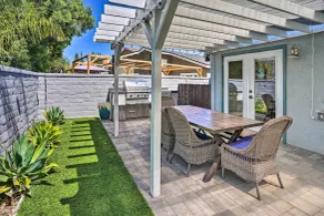 Sunny Orange County Abode w/ Fire Pit & Backyard! - Intérieur