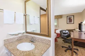 Days Inn & Suites by Wyndham Madison Heights MI - Salle de bain
