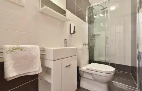 Stunning Home in Srinjine With Wifi and 4 Bedrooms - Bathroom