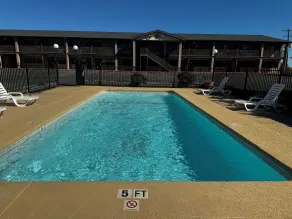 Super 8 by Wyndham Giddings - Pool