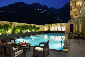 Ramada by Wyndham Katra Station Road - Piscina