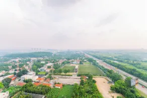 Homey and Minimalist 1BR Royal Sentul Park Apartment By Travelio - Ausblick vom Zimmer