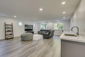 Stylish Everett Home w/ Green Belt! - Innenbereich