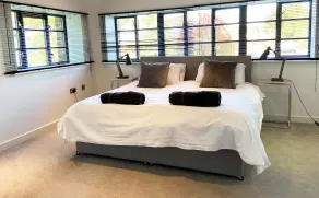 Continental Apartments at Wallis Square with Parking, WiFi & Netflix - Værelse