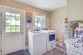 Pet-Friendly Home w/ Gazebo: Minutes to Beach! - Interiør