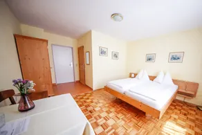 Family room, shower, toilet, 2 bed rooms - Camera