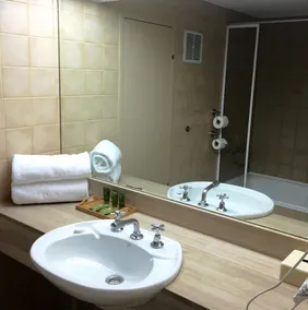 Best Western Plus Lord Forrest Hotel - Badezimmer