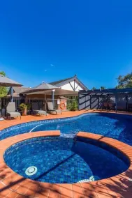 Blazing Stump Motel & Suites - Pool