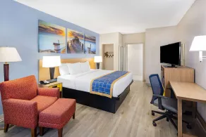 Days Inn & Suites by Wyndham Savannah Midtown - Room