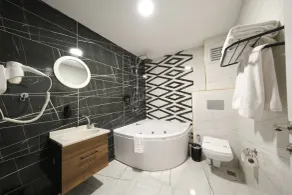 Eniza Hotel - Bathroom