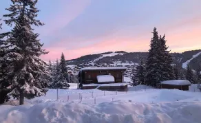 Belambra Club Les Embrunes - Demi-pension et remontées mécaniques - Logement Premium 1 chambre 2 adultes 1 enfant avec balcon - Bâtiment Aravis - Vue de la chambre
