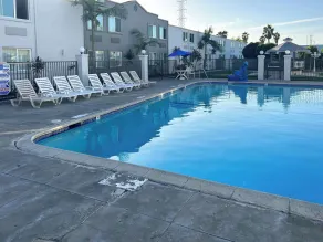 Studio 6 Suites Carson, CA - Piscine
