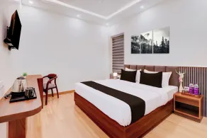 Super Townhouse Oak FRI Dehradun Formerly Hotel EL Portrait - Værelse