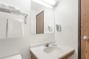 Super 8 by Wyndham Hampton - Salle de bain
