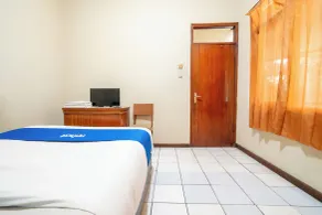 Rehat at Hotel Kurnia Karapitan - Habitación