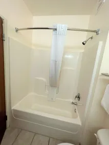 Super 8 by Wyndham Topeka at Forbes Landing - Salle de bain
