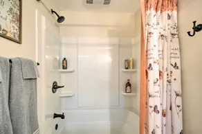 Peaceful Jamestown Retreat w/ Sauna! - Bad
