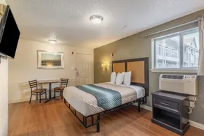 HomeTowne Studios by Red Roof Orlando - Casselberry - Room
