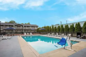Quality Inn & Suites Big Rapids near University - Piscine