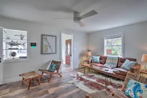 Tampa Bay Area Cottage w/ Gas Grill and Fire Pit! - Intérieur