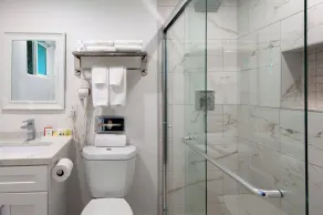 Studio City Court Yard Hotel - Bathroom