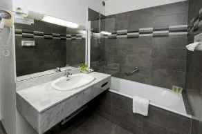 Logis Hotel - Restaurant Le Relais de Comodoliac - Banheiro