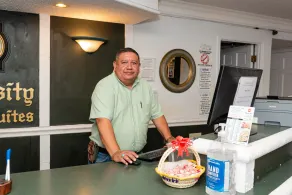 University Inn & Suites - Réception