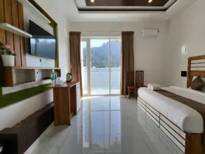 Tripple F Inn - A Luxury Stay in Munnar - Rum