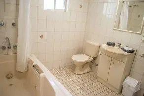 Highway Inn Motel - Bathroom